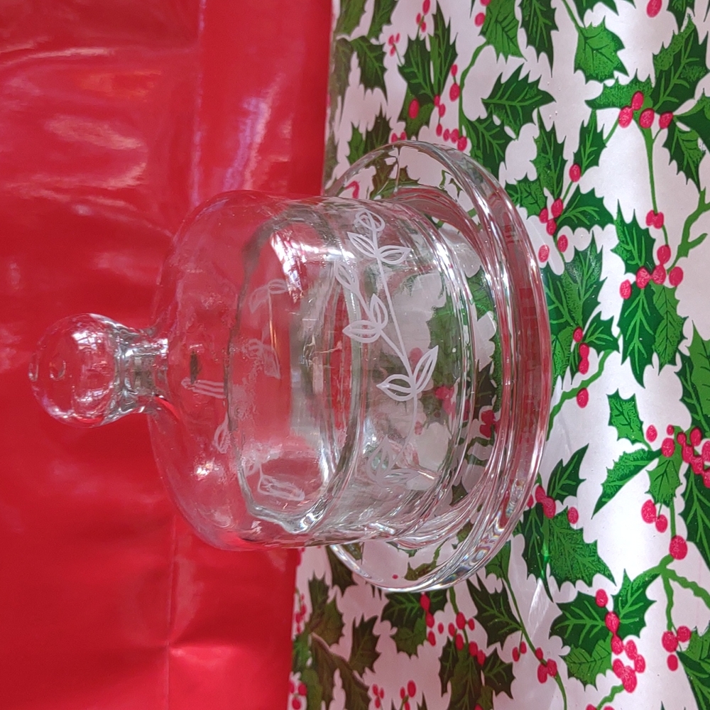 Glass butter seeing dish, to add a touch of elegance to your butter